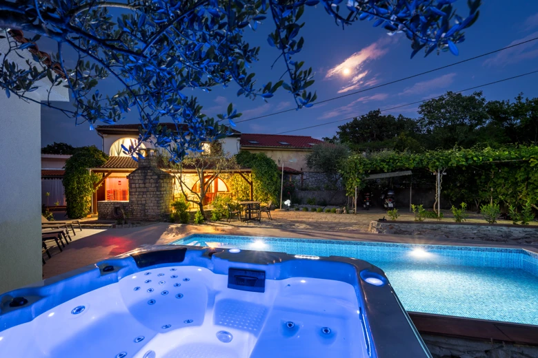 Villa Stone Lady
